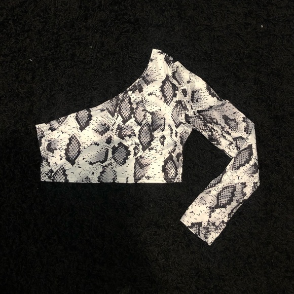 One Sleeve Snake Skin Crop Top 🐍 - Picture 4 of 5